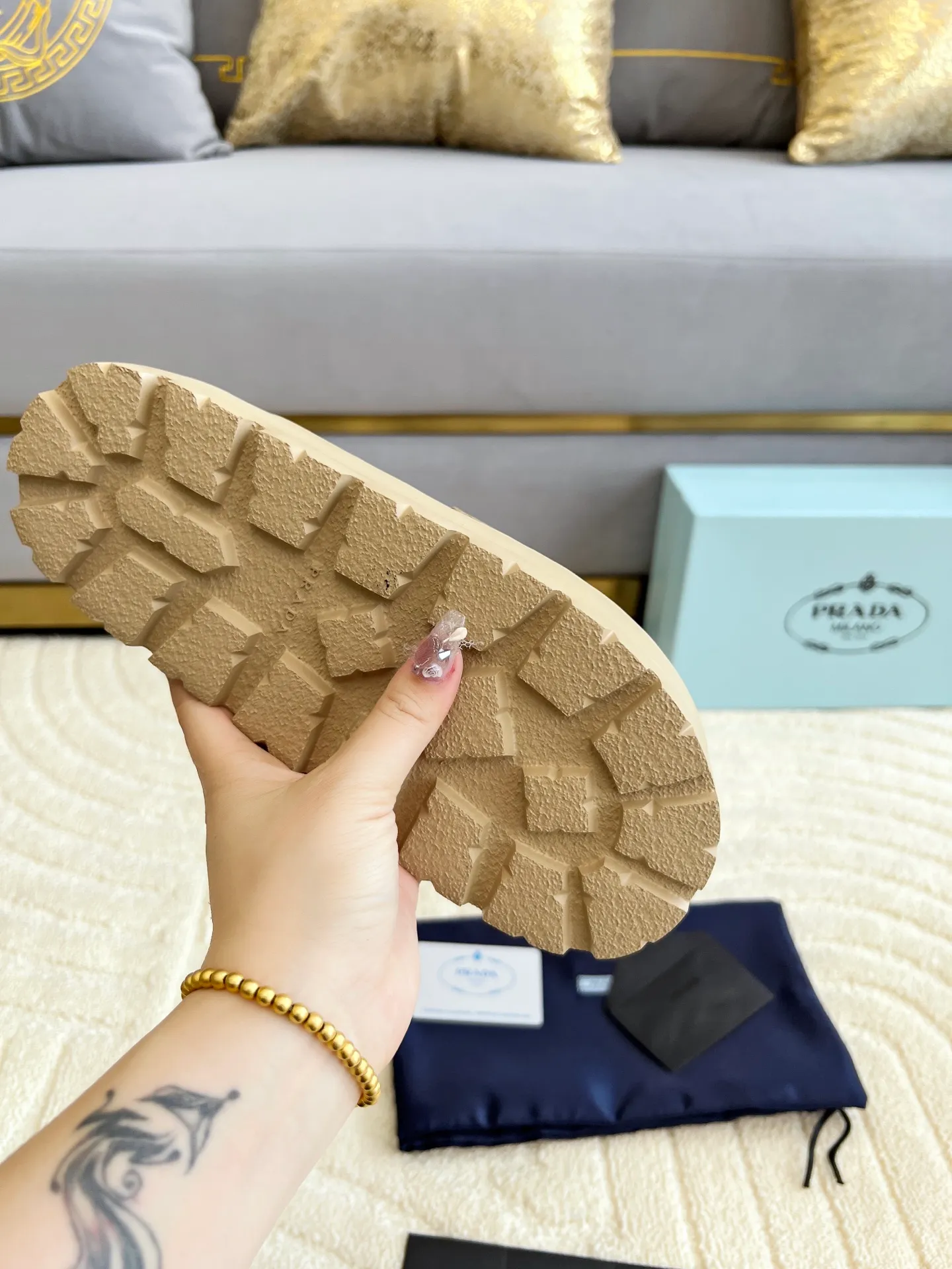 👟👟Ex-factory price 440👟👟 Prada/Prada 25ss summer new couple's beach thick-soled Birkenstock sandals. This shoe style is really a classic design that will not go out of style and is in line with everyone's current pursuit of comfortable and healthy wearing concepts. It is regarded by many domestic and foreign celebrities and fashionistas as an important choice for daily slippers. ✔Upper: imported super soft sheepskin ✔Inner lining: imported sheepskin ✔Hardware: Original molded split hardware ✔Outsole: Ultra-light, wear-resistant and non-slip foam sole ✔Number of yards: 35~40 (custom-made 40 pieces are non-refundable)